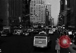 Standbild voll Fifth Avenue New York New York City USA, 1946, aus Sekunde 53 historischem Filmmaterial Videoclip 65675041739