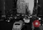 Standbild voll Fifth Avenue New York New York City USA, 1946, aus Sekunde 55 historischem Filmmaterial Videoclip 65675041739