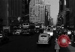 Standbild voll Fifth Avenue New York New York City USA, 1946, aus Sekunde 57 historischem Filmmaterial Videoclip 65675041739