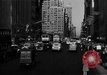 Standbild voll Fifth Avenue New York New York City USA, 1946, aus Sekunde 62 historischem Filmmaterial Videoclip 65675041739