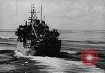 Standbild United States Coast Guard Transporte führen amphibischen Kräfte Guadalcanal Salomonen, 1942, aus Sekunde 22 historischem Filmmaterial Videoclip 65675041744