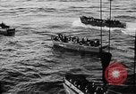 Immagine di Della Guardia Costiera degli Stati Uniti Tarawa Isole Gilbert, 1943, secondo 12 filmato di repertorio 65675041746