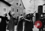 Immagine di Cavalleria tedesca entrando in Passau Austria Austria, 1938, secondo 37 filmato di repertorio 65675041764