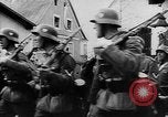 Immagine di Cavalleria tedesca entrando in Passau Austria Austria, 1938, secondo 40 filmato di repertorio 65675041764