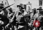 Immagine di Cavalleria tedesca entrando in Passau Austria Austria, 1938, secondo 43 filmato di repertorio 65675041764