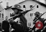 Immagine di Cavalleria tedesca entrando in Passau Austria Austria, 1938, secondo 47 filmato di repertorio 65675041764