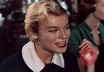 Immagine di New York City teatri e cibo New York City USA, 1956, secondo 34 filmato di repertorio 65675041847