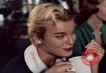 Immagine di New York City teatri e cibo New York City USA, 1956, secondo 35 filmato di repertorio 65675041847