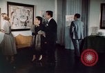 Immagine di New York City teatri e cibo New York City USA, 1956, secondo 47 filmato di repertorio 65675041847
