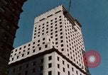 Standbild italienisches Essen und Moden in New York New York City USA, 1956, aus Sekunde 17 historischem Filmmaterial Videoclip 65675041848