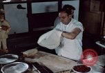Immagine di Il cibo italiano New York City USA, 1956, secondo 30 filmato di repertorio 65675041849