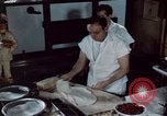 Immagine di Il cibo italiano New York City USA, 1956, secondo 32 filmato di repertorio 65675041849