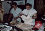 Immagine di Il cibo italiano New York City USA, 1956, secondo 33 filmato di repertorio 65675041849