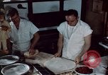 Immagine di Il cibo italiano New York City USA, 1956, secondo 35 filmato di repertorio 65675041849