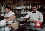 Immagine di Il cibo italiano New York City USA, 1956, secondo 37 filmato di repertorio 65675041849