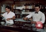 Immagine di Il cibo italiano New York City USA, 1956, secondo 38 filmato di repertorio 65675041849