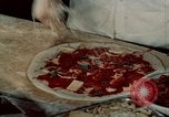 Immagine di Il cibo italiano New York City USA, 1956, secondo 39 filmato di repertorio 65675041849