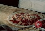 Immagine di Il cibo italiano New York City USA, 1956, secondo 40 filmato di repertorio 65675041849