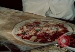 Immagine di Il cibo italiano New York City USA, 1956, secondo 41 filmato di repertorio 65675041849