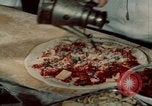 Immagine di Il cibo italiano New York City USA, 1956, secondo 42 filmato di repertorio 65675041849