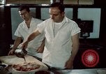 Immagine di Il cibo italiano New York City USA, 1956, secondo 43 filmato di repertorio 65675041849