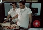 Immagine di Il cibo italiano New York City USA, 1956, secondo 44 filmato di repertorio 65675041849