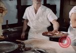 Immagine di Il cibo italiano New York City USA, 1956, secondo 47 filmato di repertorio 65675041849