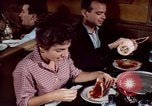Immagine di Il cibo italiano New York City USA, 1956, secondo 50 filmato di repertorio 65675041849