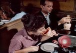 Immagine di Il cibo italiano New York City USA, 1956, secondo 51 filmato di repertorio 65675041849