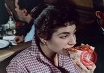 Immagine di Il cibo italiano New York City USA, 1956, secondo 52 filmato di repertorio 65675041849