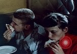 Immagine di Il cibo italiano New York City USA, 1956, secondo 55 filmato di repertorio 65675041849