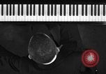 Image pianiste autrichien Paul Wittgenstein Paris France, 1933, de la seconde 3 séquences d'archives historiques vidéo 65675041867