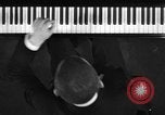 Image pianiste autrichien Paul Wittgenstein Paris France, 1933, de la seconde 4 séquences d'archives historiques vidéo 65675041867