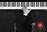 Image pianiste autrichien Paul Wittgenstein Paris France, 1933, de la seconde 8 séquences d'archives historiques vidéo 65675041867
