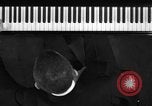 Image pianiste autrichien Paul Wittgenstein Paris France, 1933, de la seconde 17 séquences d'archives historiques vidéo 65675041867