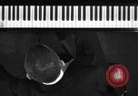 Image pianiste autrichien Paul Wittgenstein Paris France, 1933, de la seconde 18 séquences d'archives historiques vidéo 65675041867