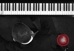 Image pianiste autrichien Paul Wittgenstein Paris France, 1933, de la seconde 19 séquences d'archives historiques vidéo 65675041867