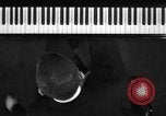 Image pianiste autrichien Paul Wittgenstein Paris France, 1933, de la seconde 21 séquences d'archives historiques vidéo 65675041867