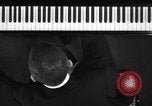 Image pianiste autrichien Paul Wittgenstein Paris France, 1933, de la seconde 29 séquences d'archives historiques vidéo 65675041867