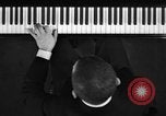 Image pianiste autrichien Paul Wittgenstein Paris France, 1933, de la seconde 31 séquences d'archives historiques vidéo 65675041867