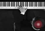 Image pianiste autrichien Paul Wittgenstein Paris France, 1933, de la seconde 33 séquences d'archives historiques vidéo 65675041867