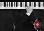 Image pianiste autrichien Paul Wittgenstein Paris France, 1933, de la seconde 34 séquences d'archives historiques vidéo 65675041867