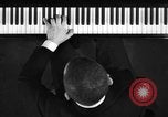 Image pianiste autrichien Paul Wittgenstein Paris France, 1933, de la seconde 50 séquences d'archives historiques vidéo 65675041867