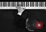 Image pianiste autrichien Paul Wittgenstein Paris France, 1933, de la seconde 58 séquences d'archives historiques vidéo 65675041867