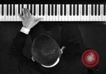 Image pianiste autrichien Paul Wittgenstein Paris France, 1933, de la seconde 62 séquences d'archives historiques vidéo 65675041867