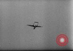 Standbild Deutsche Nachspeisen defensive Kräfte am Strand von Cargo Segelflugzeuge während Wo Italien, 1943, aus Sekunde 5 historischem Filmmaterial Videoclip 65675041934