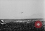 Standbild Deutsche Nachspeisen defensive Kräfte am Strand von Cargo Segelflugzeuge während Wo Italien, 1943, aus Sekunde 12 historischem Filmmaterial Videoclip 65675041934