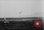 Standbild Deutsche Nachspeisen defensive Kräfte am Strand von Cargo Segelflugzeuge während Wo Italien, 1943, aus Sekunde 13 historischem Filmmaterial Videoclip 65675041934