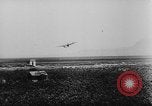 Standbild Deutsche Nachspeisen defensive Kräfte am Strand von Cargo Segelflugzeuge während Wo Italien, 1943, aus Sekunde 14 historischem Filmmaterial Videoclip 65675041934