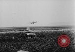 Standbild Deutsche Nachspeisen defensive Kräfte am Strand von Cargo Segelflugzeuge während Wo Italien, 1943, aus Sekunde 15 historischem Filmmaterial Videoclip 65675041934